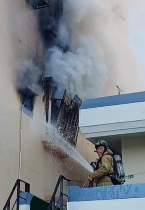 여수 모텔 화재 진압 현장. 여수소방서 제공