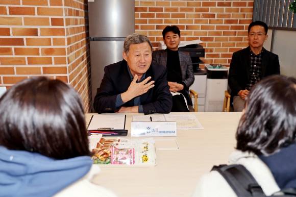김완근 제주시장이 직접 시청 본관 1층 홈치해결상담실에서 ‘1일 홈치해결상담사, 홈치해결해보게마씨’를 운영하고 있다. 제주시 제공