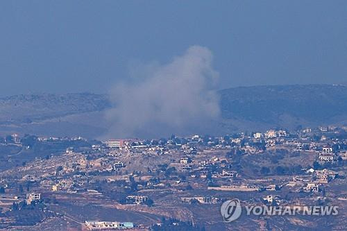 2일(현지시간) 이스라엘군 공습으로 연기 피어오르는 레바논 남부 키암 마을 [AFP=연합뉴스]