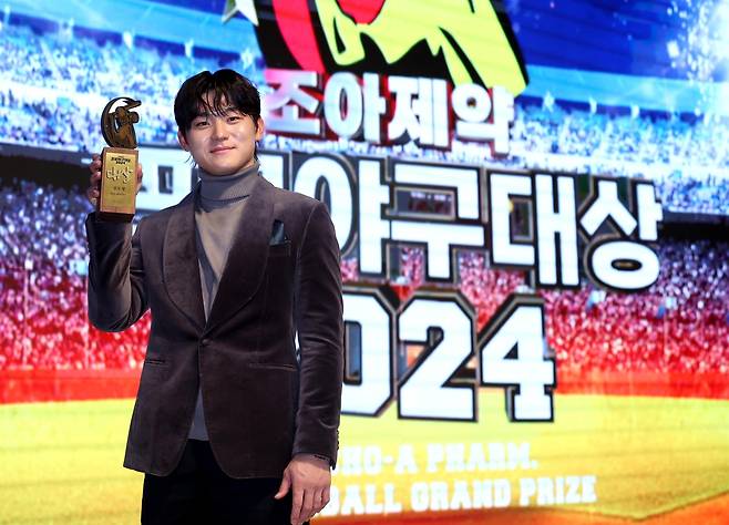 대상 트로피를 들고 활짝 웃은 KIA 김도영 [일간스포츠 제공. 재판매 및 DB 금지]