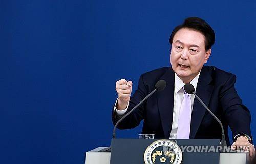 기자회견 질문에 답변하는 윤석열 대통령  2024년 11우러 7일 윤석열 대통령이 서울 용산 대통령실 청사 브리핑실에서 열린 '대국민담화 및 기자회견'에서 취재진의 질문에 답하고 있다. [연합뉴스 자료사진]