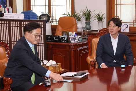 우원식 국회의장이 4일 오후 국회에서 개혁신당 이준석 의원과 대화하고 있다. (사진 = 연합뉴스)