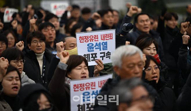 4일 오전 광주 동구 5·18민주광장에서 열린 ‘헌정 유린, 내란 수괴 윤석열 체포·구속 촉구 광주시민비상시국대회’에서 시민들이 구호를 외치고 있다. (사진=뉴시스)