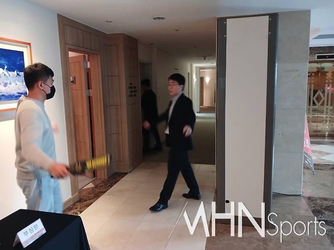 신민준 9단이 대국장에 들어가기 전 검색대를 지나고 있다.(MHN스포츠 엄민용 선임기자)