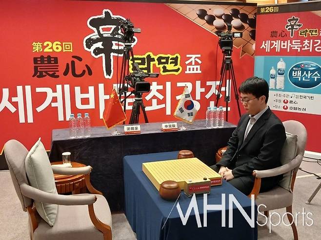 신민준 9단이 일찌감치 대국장에 도착해 셰얼하오 9단을 기다리고 있다.(MHN스포츠 엄민용 선임기자)