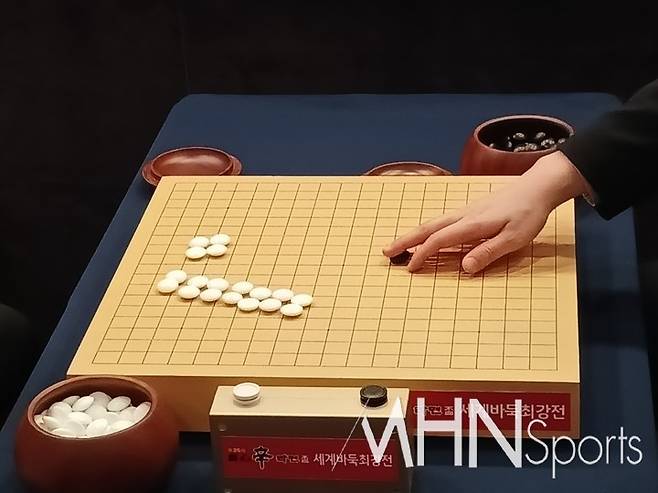 신민준 9단과 셰얼하오 9단이 돌을 가리고 있다. 그 결과 신 9단이 백돌을 잡았다.(MHN스포츠 엄민용 선임기자)