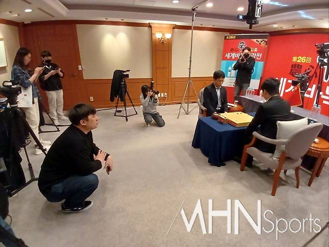 전날 밤 벌어진 비상계엄령 선포와 해제의 여파인지 많은 기자가 귀경길에 올라 오늘 대국장은 한산한 풍경이다.(MHN스포츠 엄민용 선임기자)