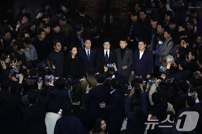 윤석열 대통령이 비상계엄령을 선포한 가운데 4일 새벽 서울 여의도 국회 로텐더홀에서 박찬대 더불어민주당 원내대표 등 의원들이 비상계엄 해제 요구 결의안 통과 후 입장을 발표하고 있다. 2024.12.4/뉴스1 ⓒ News1 김민지 기자