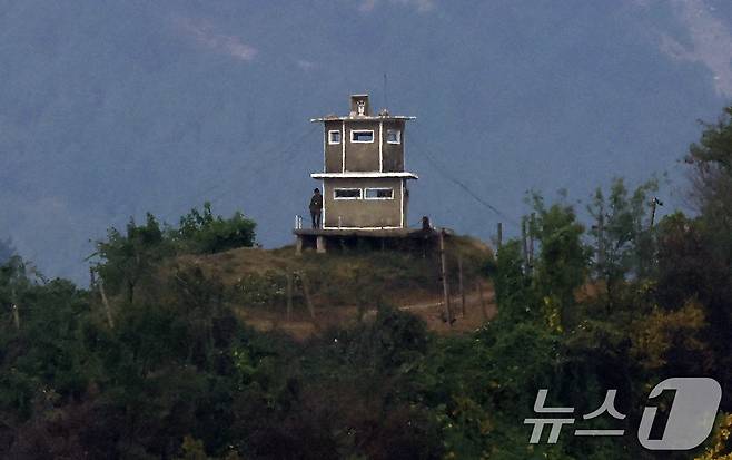 지난달16일 경기도 파주시 접경지역에서 바라본 북한군 초소에서 군인이 밖에 나와 남녘을 바라보고 있다.  2024.10.16/뉴스1 ⓒ News1 박정호 기자