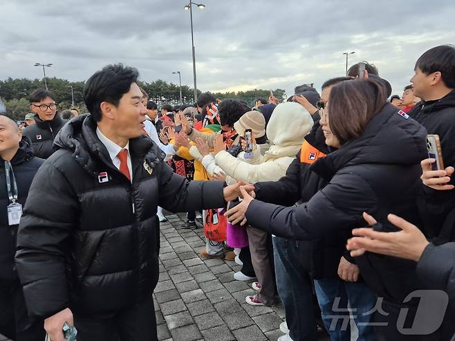 강원FC 팬들과 인사하는 윤정환 감독(왼쪽). 2024.11.23/뉴스1 ⓒ News1 윤왕근 기자