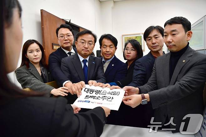 김용민 더불어민주당 의원(오른쪽부터), 한창민 사회민주당 대표, 용혜인 기본소득당 대표, 윤종오 진보당 원내대표, 신장식 조국혁신당 의원, 천하람 개혁신당 원내대표, 이주영 개혁신당 의원이 4일 서울 여의도 국회에서 야6당이 공동발의한 윤석열 대통령 탄핵소추안을 제출하고 있다. (공동취재) 2024.12.4/뉴스1 ⓒ News1 안은나 기자