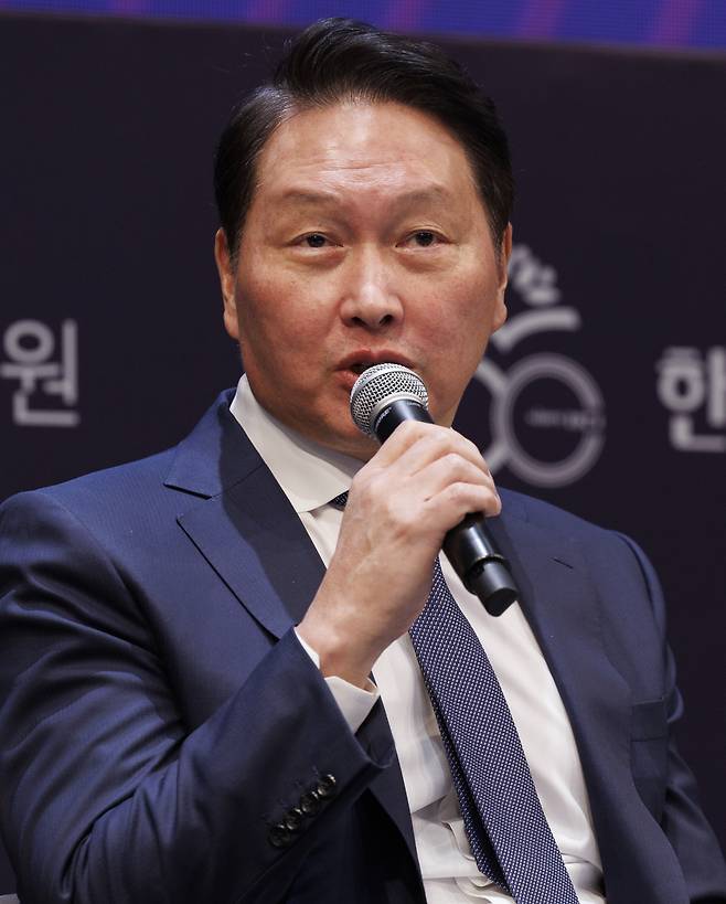 최태원 SK그룹 회장이 생각하는 미래 인재상?
(서울=연합뉴스) 황광모 기자 = 한국고등교육재단과 최종현 학술원 이사장인 최태원 SK그룹 회장이 26일 오후 서울 광진구 워커힐 컨벤션에서 열린 한국고등교육재단 창립 50주년 미래인재 콘퍼런스 인재토크 패널로 참석해 미래 인재상에 대한 의견을 말하고 있다. 2024.11.26
hkmpooh@yna.co.kr
(끝)
<저작권자(c) 연합뉴스, 무단 전재-재배포, AI 학습 및 활용 금지>
