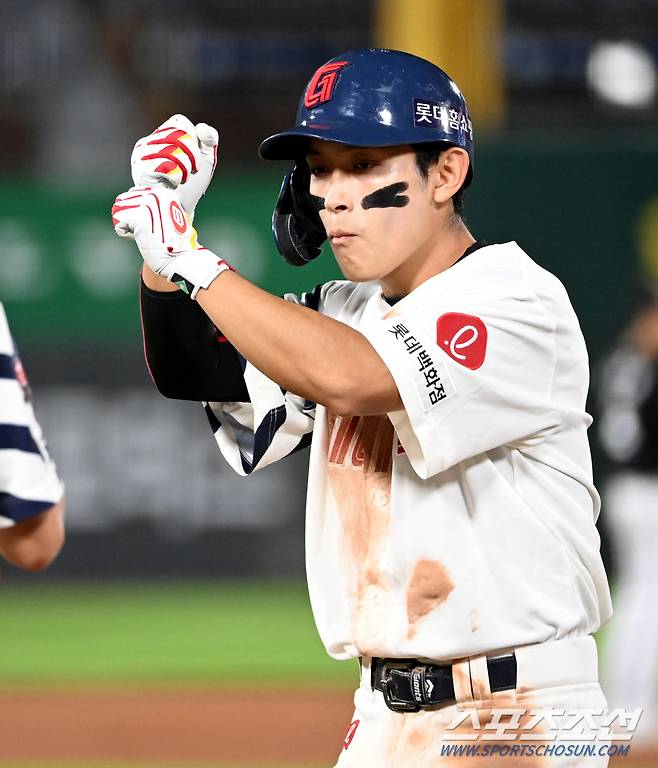 5일 부산 사직구장에서 열린 KT와 롯데의 경기, 7회말 무사 1루 롯데 황성빈이 안타를 치고 있다. 부산=허상욱 기자 wook@sportschosun.com/2024.09.05/