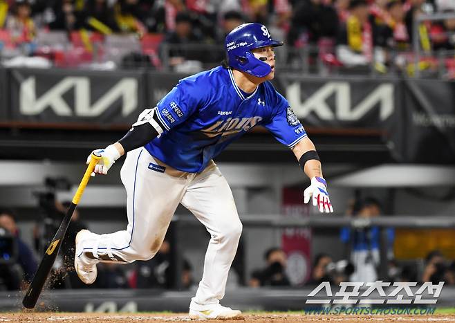 23일 광주 기아챔피언스필드에서 열린 한국시리즈 2차전 KIA 타이거즈와 삼성 라이온즈의 경기. 6회초 1사 삼성 류지혁이 안타를 날리고 있다. 광주=박재만 기자 pjm@sportschosun.com/2024.10.23/