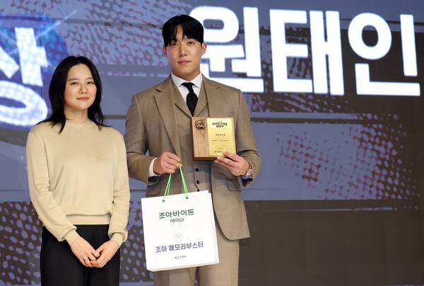 원태인(오른쪽). ⓒ일간스포츠