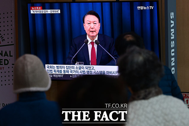 4일 오전 서울 중구 서울역 대합실에서 시민들이 윤석열 대통령의 '비상계엄령' 선포와 관련한 뉴스를 시청하고 있다. /남윤호 기자