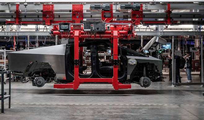 테슬라가 사이버트럭 생산을 일시 중단한다.