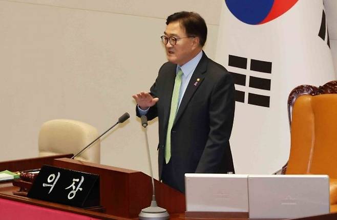 윤석열 대통령이 긴급 대국민 담화를 통해 비상계엄령을 발표한 가운데 4일 새벽 서울 여의도 국회에서 열린 본회의에서 우원식 국회의장이 발언하고 있다.ⓒ뉴시