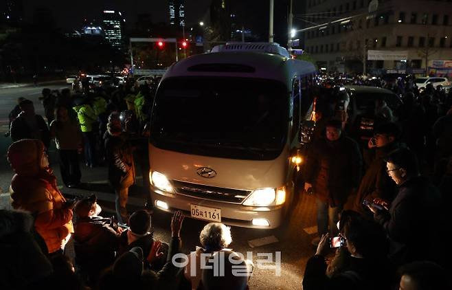 정말 맨몸 하나로 계엄군 차량을 막아내는 시민들