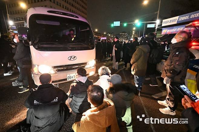 정말 맨몸 하나로 계엄군 차량을 막아내는 시민들