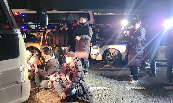 윤석열 대통령이 비상계엄을 선포한 뒤 4일 새벽 국회로 들어가려는 군 차량이 시민들이 막고 있다. 백소아 기자 thanks@hani.co.kr