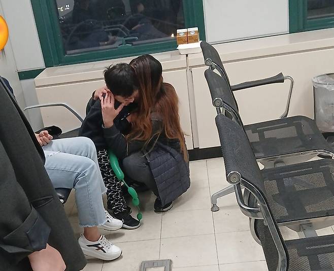 필리핀 이주여성 ㄱ씨가 지난달 15일 경기도 양주시 양주출입국·외국인사무소에서 아들 ㄴ군을 다시 만난 뒤 안아주고 있다. 포천이주노동자센터 제공