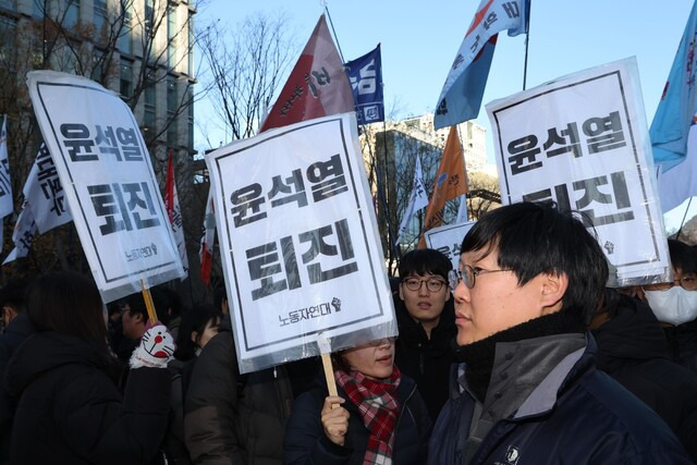 민주노총을 비롯한 시민사회단체 회원들이 4일 오전 서울 광화문광장에서 윤석열 대통령의 불법 계엄을 규탄하고 있다. 김봉규 선임기자 bong9@hani.co.kr