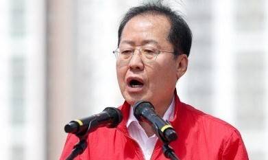 홍준표 대구시장이 지난 8월14일 오전 동대구역 앞에서 열린 ‘박정희 광장 표지판 제막식’에서 인사말하고 있다. 연합뉴스