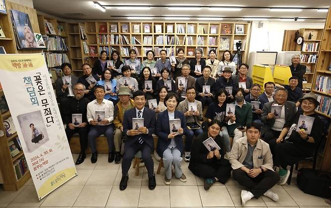 김은숙 시인과 함께하는 책방통통이 지난 4월 ‘꽃은 무죄다’의 이성윤 작가를 초청해 책담회를 진행했다. 김은숙시인과 함께하는 책방통통 제공