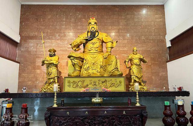 바탐 시내 중국식 불교사원. 3개 법당 중 하나는 관운장을 부처로 모시고 있다.