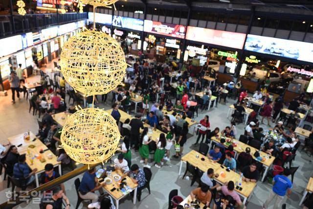 바탐 중심부 나고야 야시장. 이슬람 국가라는 사실이 무색하게 밤늦게까지 자유분방하게 술을 마실 수 있다.