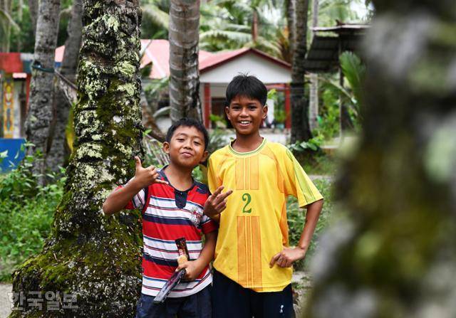 발레발레 원주민 마을 아이들이 해맑은 미소로 포즈를 취하고 있다.