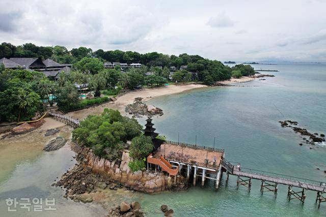 미니 발리로 불리는 바탐의 투리비치 리조트. 숙소와 주변 장식을 힌두 양식으로 꾸몄다. 미니 발리로 불리는 바탐의 투리비치 리조트. 숙소와 주변 장식을 힌두 양식으로 꾸몄다.