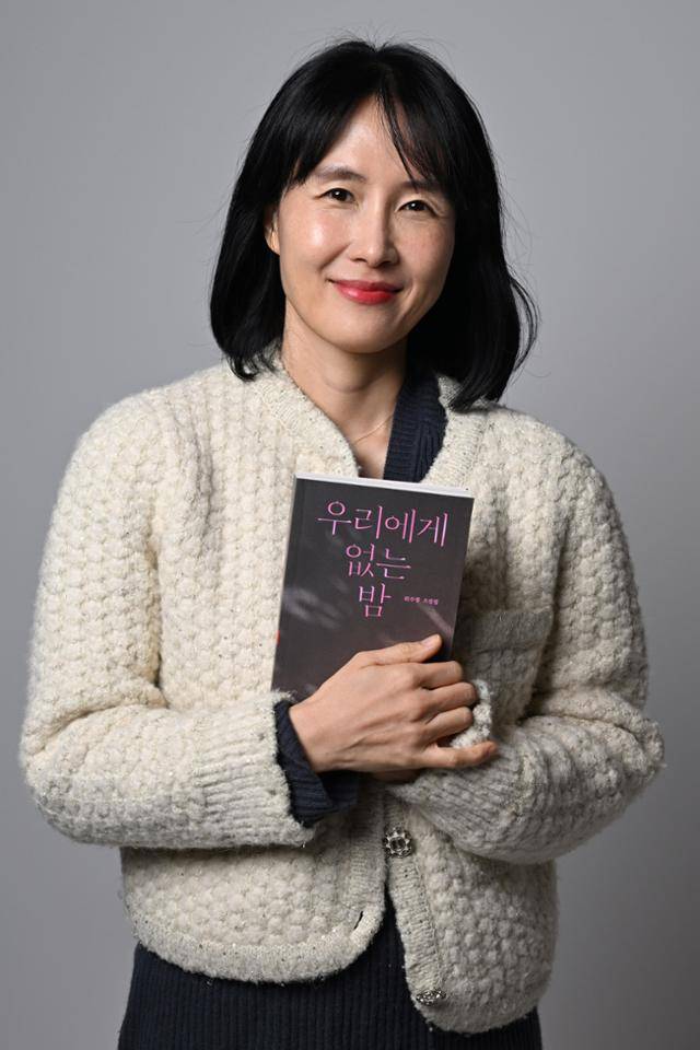 소설집 '우리에게 없는 밤'으로 제57회 한국일보문학상을 받은 위수정 소설가가 지난달 27일 서울 중구 한국일보사에서 사진을 찍고 있다. 박시몬 기자