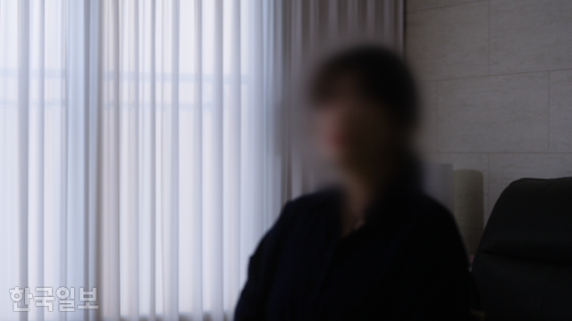 딥페이크 피해학생의 어머니인 이소정이 지난 11일 자택에서 한국일보와 인터뷰하고 있다. 박고은 PD