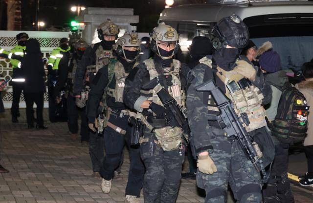 국회 본회의에서 비상계엄 해제를 의결한 4일 새벽 군 병력이 서울 여의도 국회에서 철수하고 있다. 연합뉴스