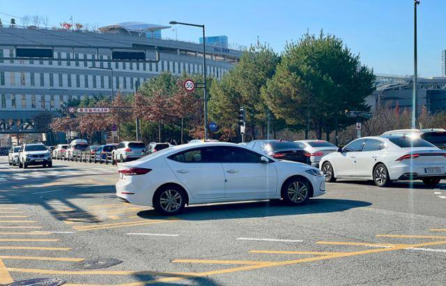 윤석열 대통령이 비상계엄을 선포했다가 국회 요구로 6시간 만에 해제한 4일 정부세종청사 주변은 여느 때와 다르지 않은 모습이지만 내부는 크게 술렁였다. 세종=정민승 기자