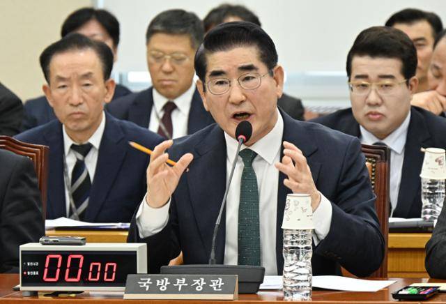 김용현 국방부 장관이 지난달 28일 국회 국방위원회에서 열린 전체회의에서 윤석열 대통령 골프 논란 등 현안에 대한 의원의 질의에 답하고 있다. 고영권 기자