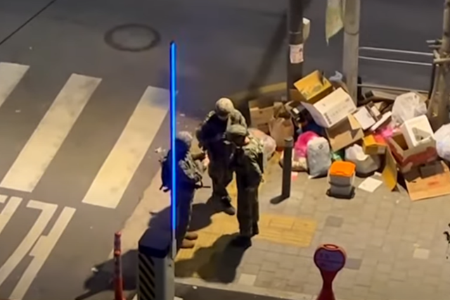 3일 밤 계엄군들이 유튜브 시사프로그램 '김어준의 겸손은힘들다 뉴스공장' 등을 만드는 서울 서대문구의 겸손방송국 주변에 서 있다. 뉴스공장 캡처