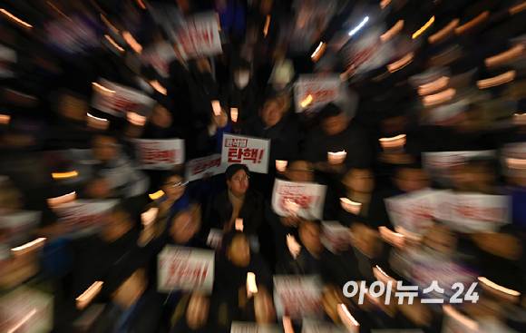 더불어민주당 의원들과 당원들이 4일 오후 서울 여의도 국회에서 열린 윤석열 대통령 사퇴촉구ㆍ탄핵 추진 범국민 촛불문화제에서 구호를 외치고 있다. [사진=곽영래 기자]