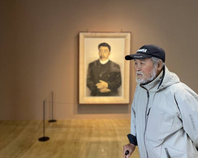 ▲ 이상원미술관 개관 10주년 기념전 ‘이상원, 50년 예술의 여정-파괴될 수 있지만, 패배하지 않는다’에 초대 전시중인 안중근의사 영정 앞 이상원 작가.