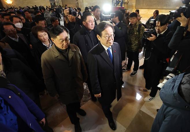 ▲ 더불어민주당 이재명 대표와 의원들이 4일 새벽 국회에서 긴급 비공개 의원총회장으로 향하고 있다. [연합뉴스]