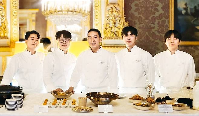 라 리스트 2025 칵테일 리셉션에서 한식을 선보인 서울신라호텔 셰프들. /서울신라호텔 제공