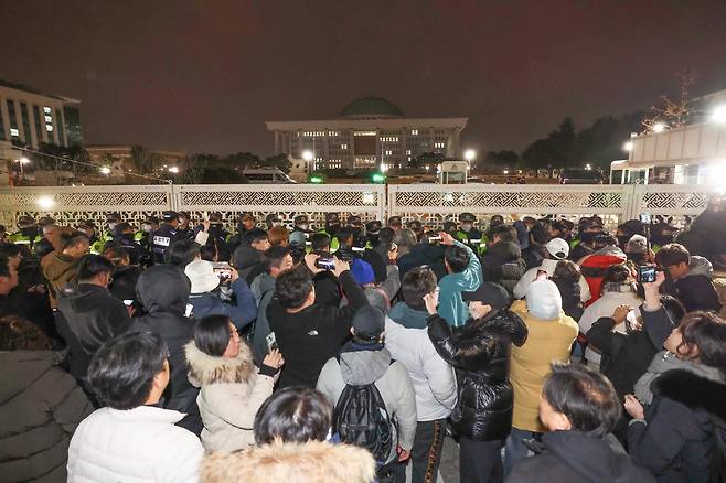 윤석열 대통령이 전격적으로 계엄령을 선포한 3일 밤 서울 여의도 국회 정문 앞에서 경찰병력이 출입을 통제하고 있다./한국경제