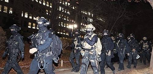 국회 본회의에서 비상계엄 해제를 의결한 4일 계엄군이 국회에서 철수하고 있다. 연합뉴스