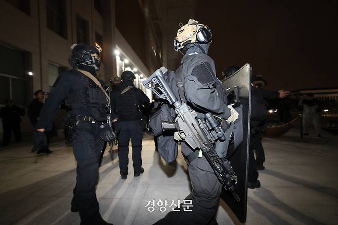 윤석열 대통령이 비상계엄을 선포한 이튿날인 4일 계엄군이 서울 여의도 국회의사당 본청 앞에서 출입을 막고 있다. 성동훈 기자