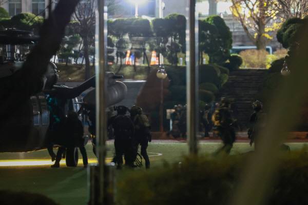 윤석열 대통령이 지난 3일 밤 긴급성명을 통해 비상계엄을 선포한 가운데 4일 새벽 계엄군이 헬기를 타고 국회에 도착하고 있다. 연합뉴스