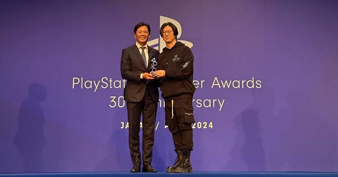 김형태 스텔라 블레이드 총괄 디렉터(사진 오른쪽)가 플레이스테이션 파트너 어워드 시상식에서 요시다 슈헤이 소니인터랙티브 엔터테인먼트 인디 이니셔티브 대표와 ‘유저 초이스 어워드(Users’ Choice Award)’ 부문 수상 기념 사진을 촬영하고 있다. 시프트업