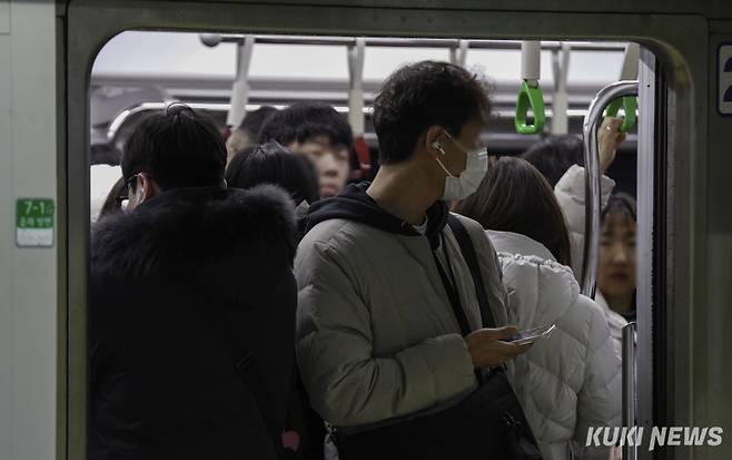 지난달 28일 서울 구로구 신도림역에서 시민들이 지하철에 탑승해 있다. 사진=유희태 기자