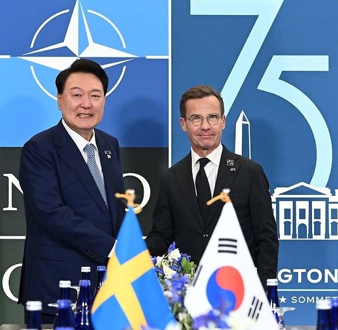 북대서양조약기구(NATO·나토) 75주년 정상회의가 개최된 지난 7월 10일(현지시간) 미국 워싱턴DC 월터 E. 워싱턴 컨벤션센터에서 열린 한-스웨덴 정상회담에서 윤석열 대통령이 울프 크리스테르손 스웨덴 총리와 악수하고 있다. [사진=연합뉴스]